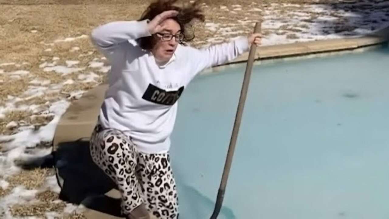 SHE FALLS IN THE POOL | FAILS OF THE WEEK