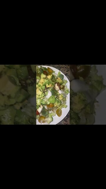 I GRILLED SOME CHICKEN!!! ALSO, MY SALAD HAS A CUSTOM GRILLA BEATZ VINAIGRETTE 😮‍💨