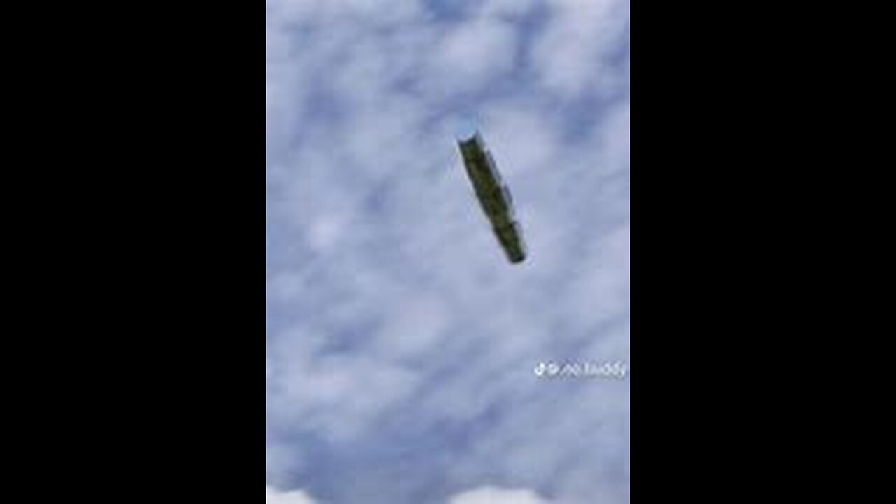 Cylindrical UFO Witnessed on Pennsylvania Highway