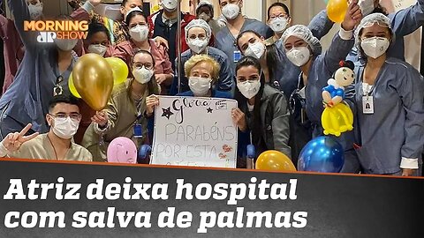 Glória Menezes recebe homenagem emocionante em saída do hospital