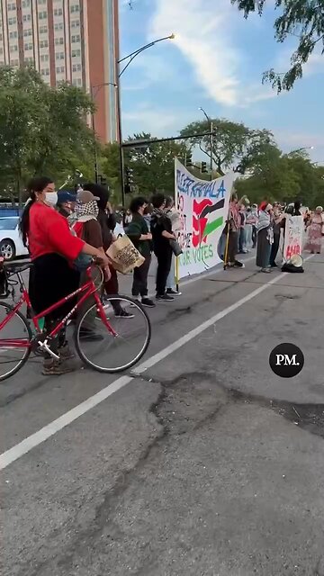 🚨BREAKING: Protesters Challenge Kamala Harris at DNC