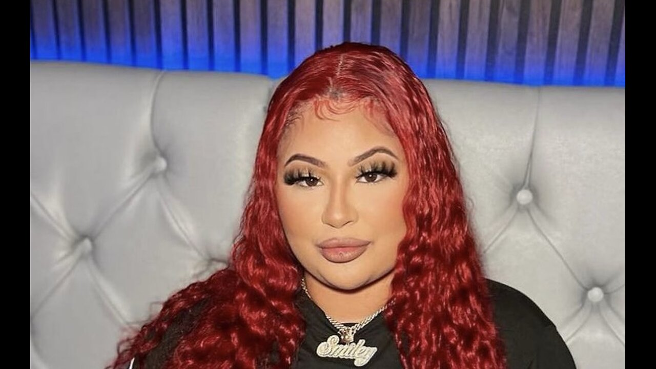 Smiley Out Here Dropping Some Zeus Baddies Midwest Tea…She Says Rollie Fought??!! 🤔 #zeus #smiley