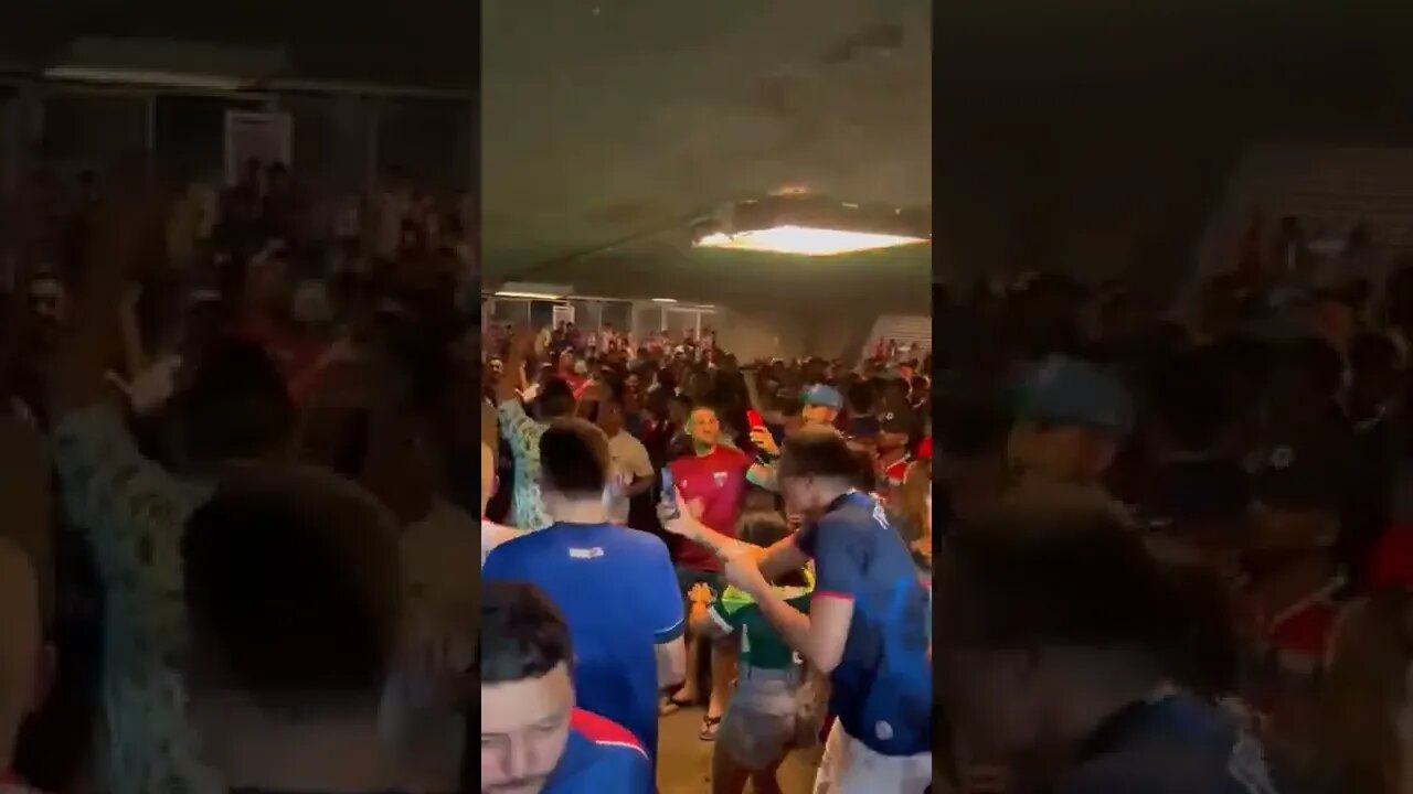 Show ao vivo no estádio durante jogo do Fortaleza