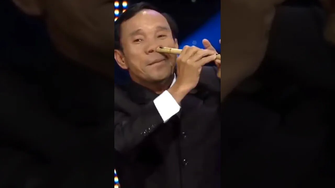অদ্ভুত শিল্পী অদ্ভুত তার বাঁশি বাজানো।🤣🤣🤣🤣