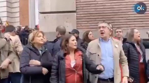 Socialistas cantando el cara al Sol