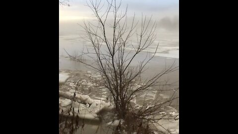 Les glaces passent sur la rivière Chaudière