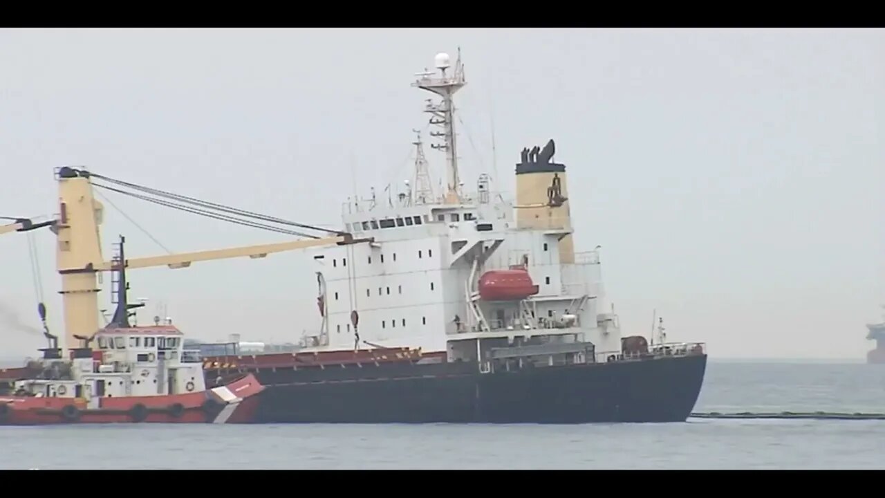 Gibraltar: Bulk Carrier Aground After Collision with LNG Carrier