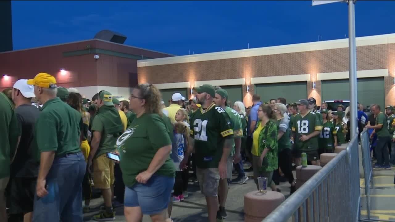 'It's ridiculous': Packers fans upset after waiting in long lines for nearly an hour outside Lambeau