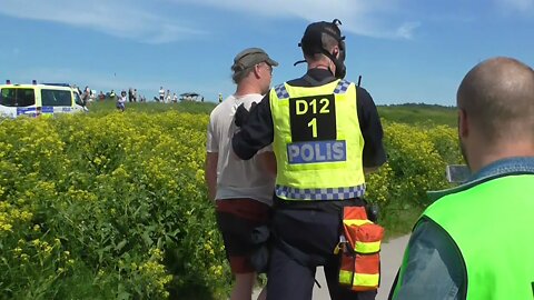 Folk omhändertages av polis på Nationaldagen för Frihet och Sanning