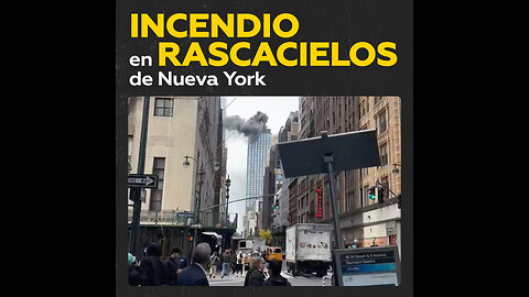 Columnas de humo cubren un rascacielos en Manhattan