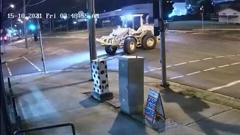 Guy steals bikes with loader! Queensland Police 15-10-21