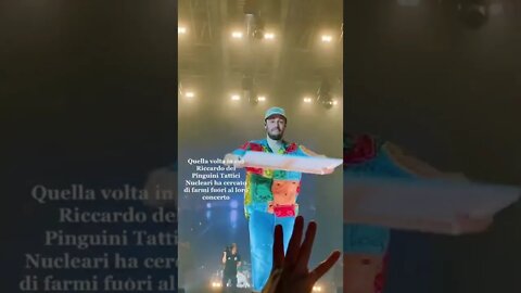 Riccardo dei Pinguini Tattici Nucleari me lo lancia addosso 😅