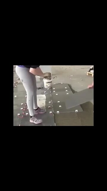 Укладка плитки с помощью системы выравнивания плитки