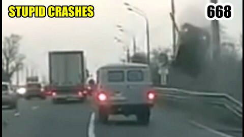 Stupid driving mistakes 668 (December 2021 English subtitles)