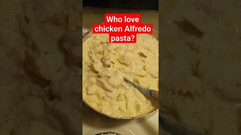 who likes chicken Alfredo pasta?#chicken #alfredopasta #youtube #shorts