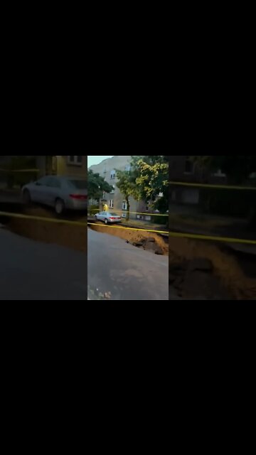 A car falls into a sinkhole in #Bronx, #Newyork, amid heavy rain