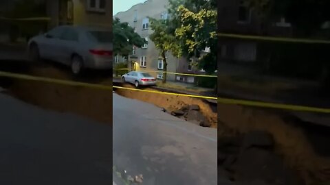 A car falls into a sinkhole in #Bronx, #Newyork, amid heavy rain