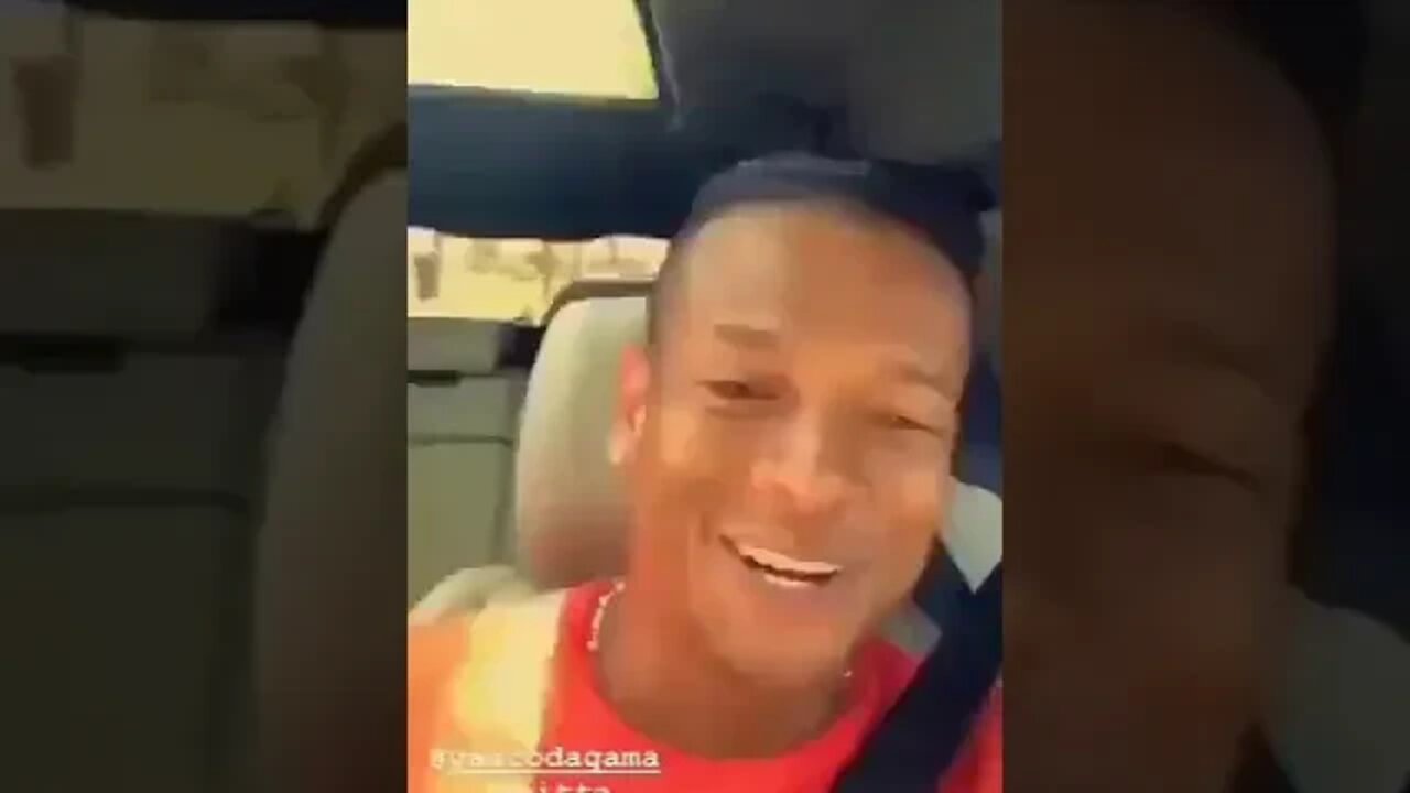 Fredy Guarin cantando no carro após renovar com o Vasco