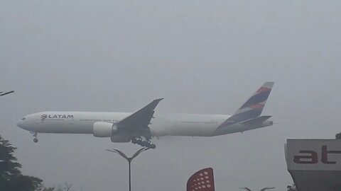 Boeing 777-300ER PT-MUI na aproximação final antes de pousar em Manaus vindo de Guarulhos