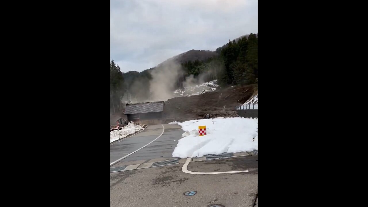 Massive landslide after an earthquake rocks Japan 🇯🇵