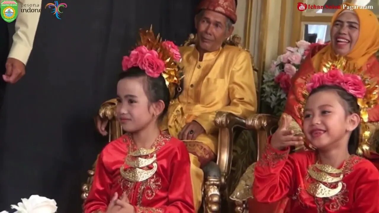 Pengantin Memasuki Pelaminan dan di sambut Tarian anak-anak di Desa Gunung Agung Tengah Pagaralam