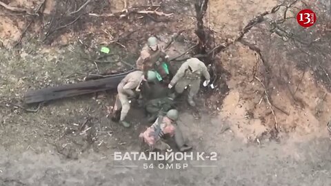 Ukrainian fighters put the wounded and captured “Wagner" in the car and send him to “vacation