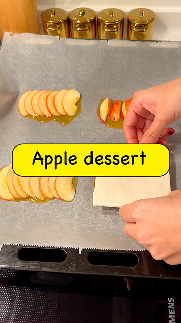 “لذت لایه‌لایه از دسر سیب با طعمی اسرارآمیز و دلنشین! 🍏🍮😋”