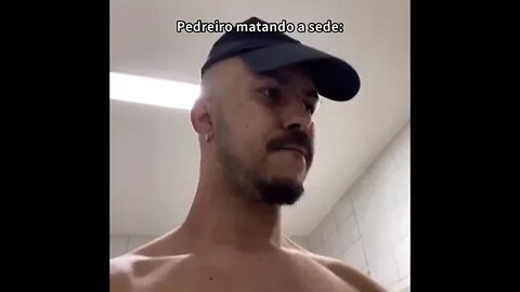 [ MEMES ] PEDREIRO BEBENDO AGUA E DESSE JEITO [ VIRALIZOU ]