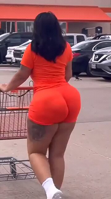 AT THE MALL BADDEST BADDIES