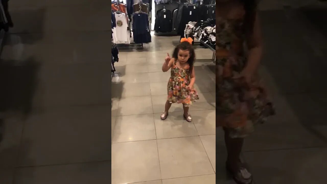 Criança feliz dancando no shopping / Happy child dancing in the mall / 快乐的孩子在商场里跳舞 - SHOPPING DANCER