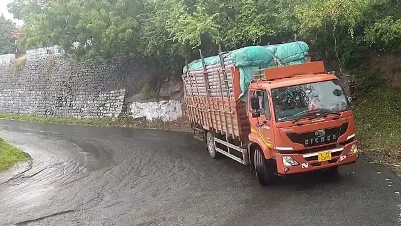 Dhimbam ghat road 10wheel struggling in hairpin bend Brave driver