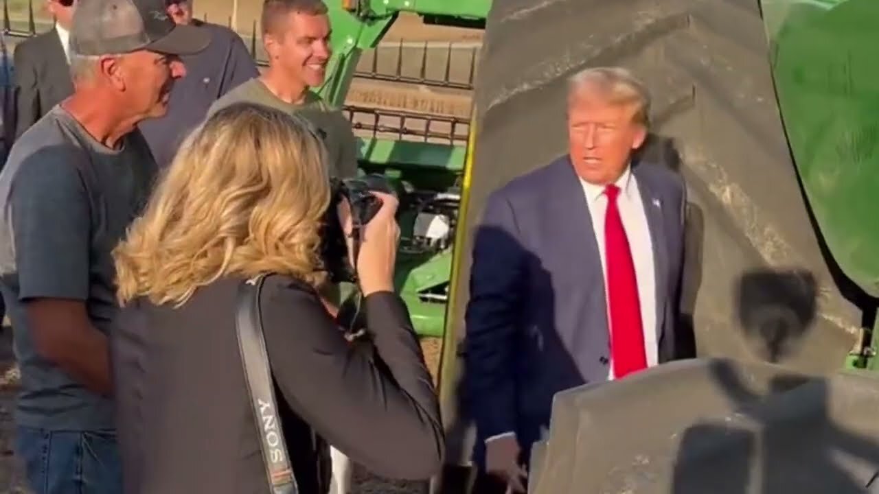 PRESIDENT TRUMP MEETS WITH IOWA FARMERS AND AUTOGRAPHS TRACTORS 1/10/2023