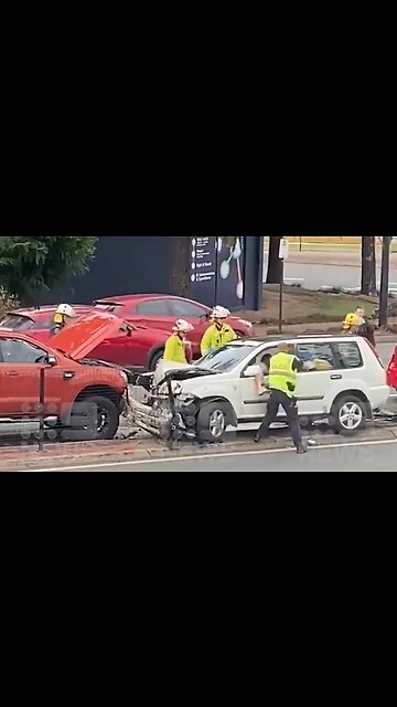 Australian Cop Beating a Man In His Car After An Accident - HaloNews