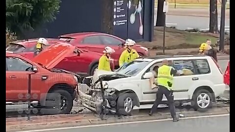 Australian Cop Beating a Man In His Car After An Accident - HaloNews