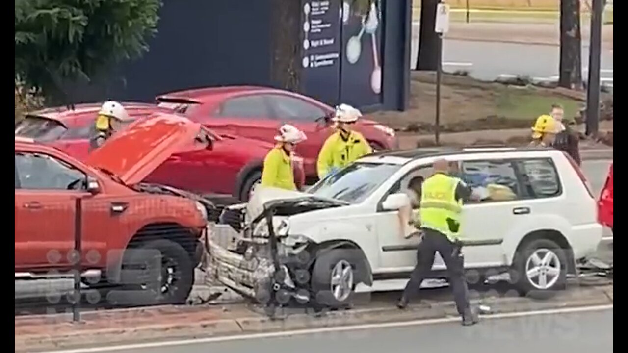 Australian Cop Beating a Man In His Car After An Accident - HaloNews