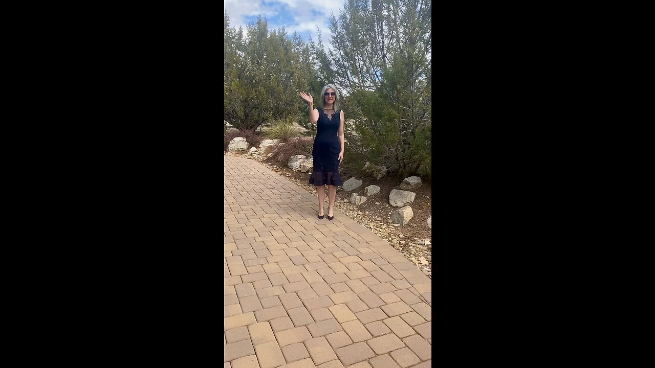 YES to dark tone dresses 👗 for Spring!