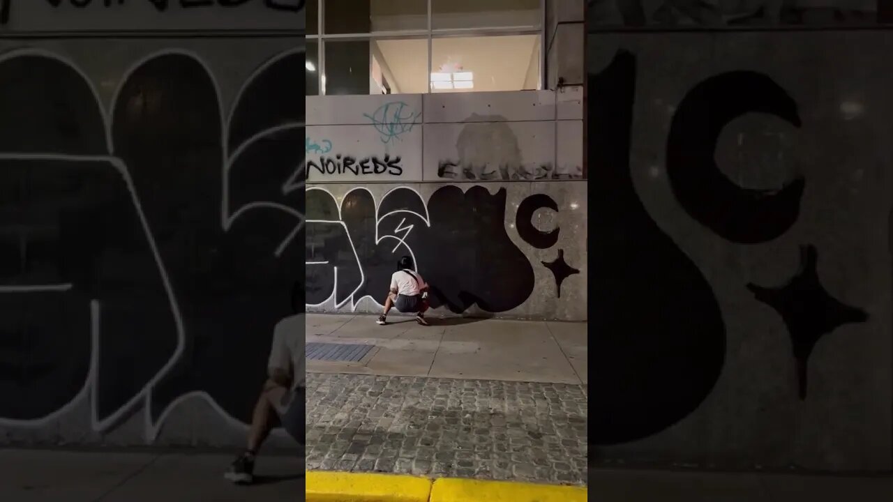 GIRL DOING A SMOOTH GRAFFITI THROW-UP 👀 #graffitiart #graffiti #shorts