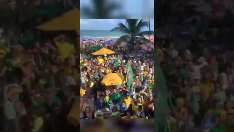 Bolsonaro arrasta multidão pelas ruas de Recife/PE
