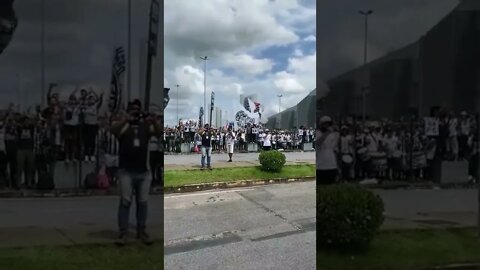 Torcida do Galo apoiando o elenco no embarque rumo à Cuiabá para o jogo da Supercopa do Brasil