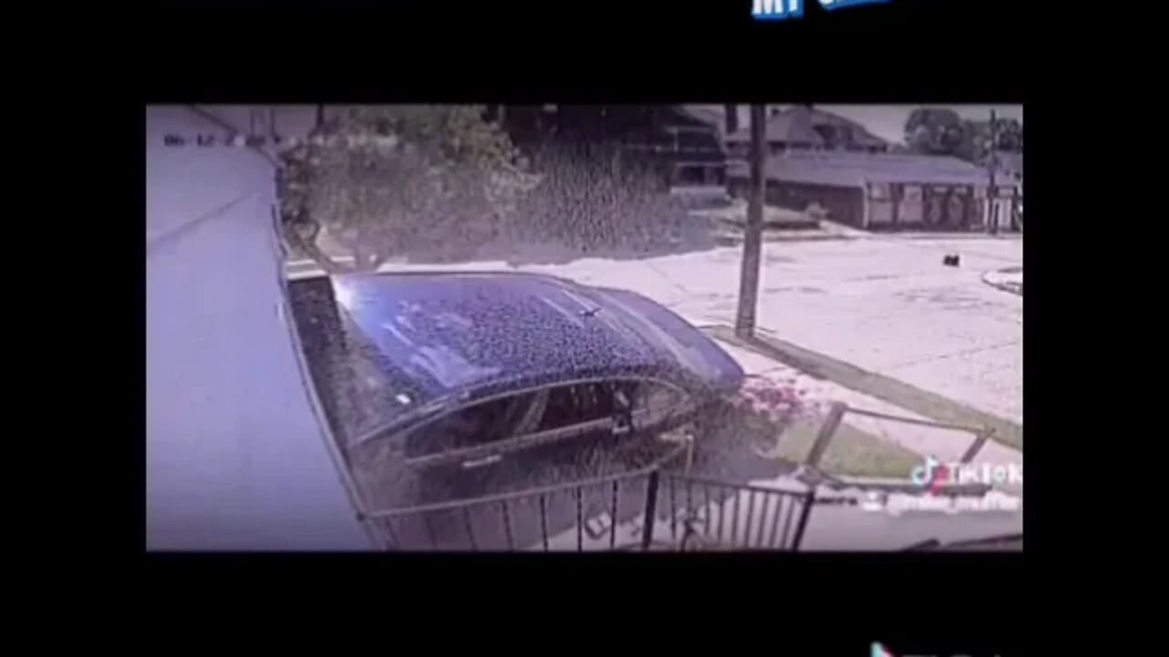 Mad Baby Momma Crashes Into House #IdiotsInCars #BadDrivers