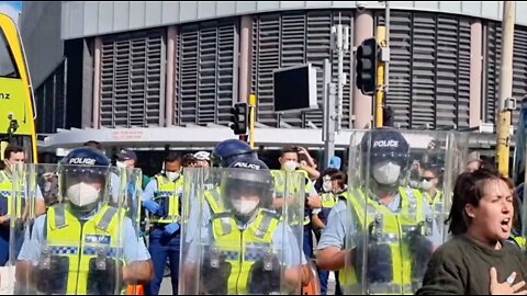 Anti-Mandate Protestors Chant "Love & Peace" to Riot Police, Wellington, New Zealand, 22.02.22