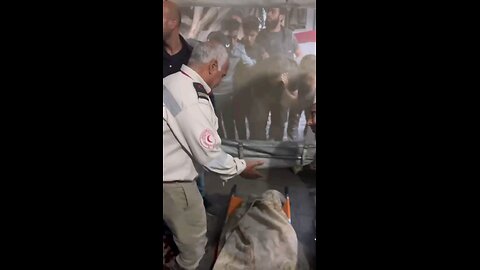 #شاهد| أحد ضباط الإسعاف يتفاجأ باستشهاد أولاده الاثنين في معسكر جباليا شمال غزة