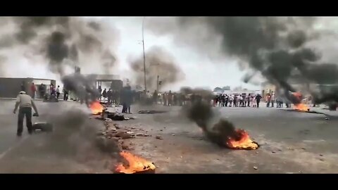 Les habitants bloquent les routes à Tembisa en Afrique du Sud contre la hausse des prix,