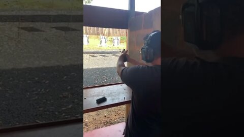 Atirando com um 38 cromado muito forte quase escapa da mão - se inscreve para mais shorts -