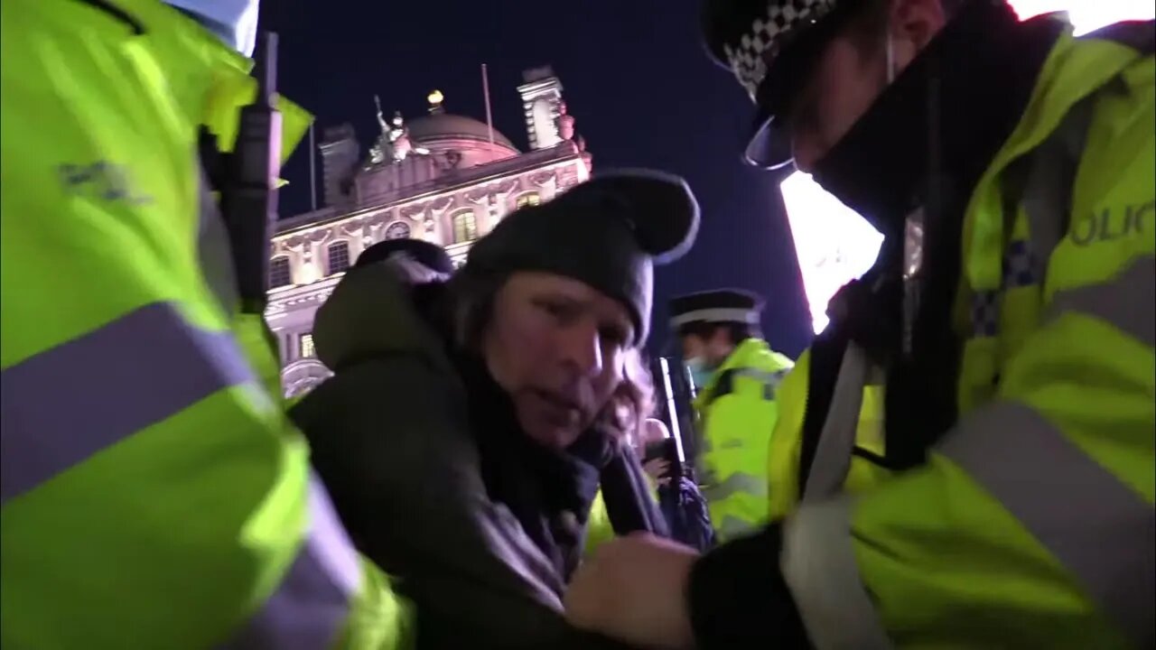 Police decend on Piccadilly Circus looking for anyone breaking coronavirus rules.