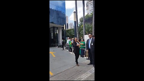 Porta do hospital que o presidente Bolsonaro estava internado