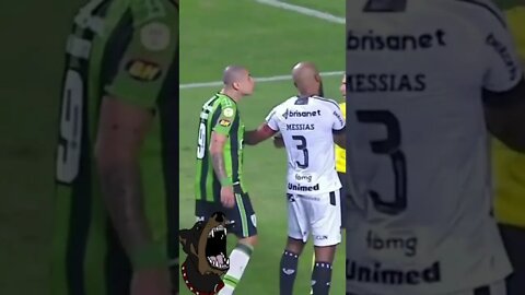 Suárez, é você? 🦷🦷 Wellington Paulista mordeu Messias em América-MG x Ceará