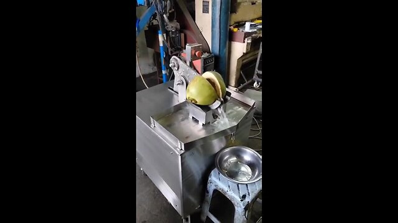 THE BEST WAY TO CUT IT #fruit #coconut #juice #machine #subscribe #follow