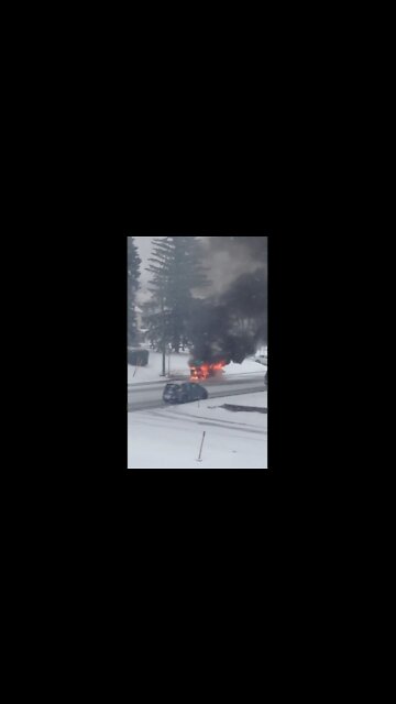 Voiture en feu sur le Boulevard Lacroix à St-Georges