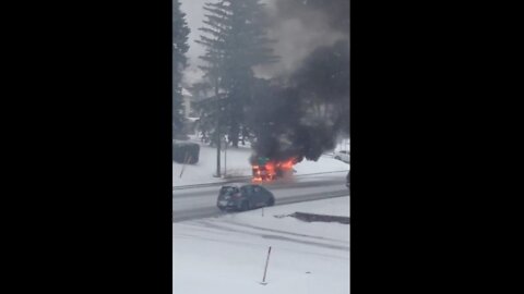 Voiture en feu sur le Boulevard Lacroix à St-Georges